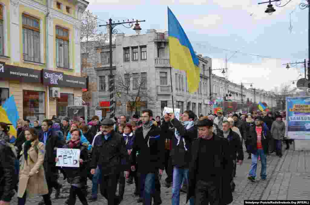 Активисты шагают в сторону Верховного Совета Крыма по улице Карла Маркса
