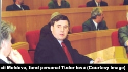 Ion Surza a condus între martie-noiembrie 1999 cabinetul de miniştri lăudat de unii pentru promovarea reformelor, criticat de alţii pentru miniştri asupra cărora planau suspiciuni de corupţie