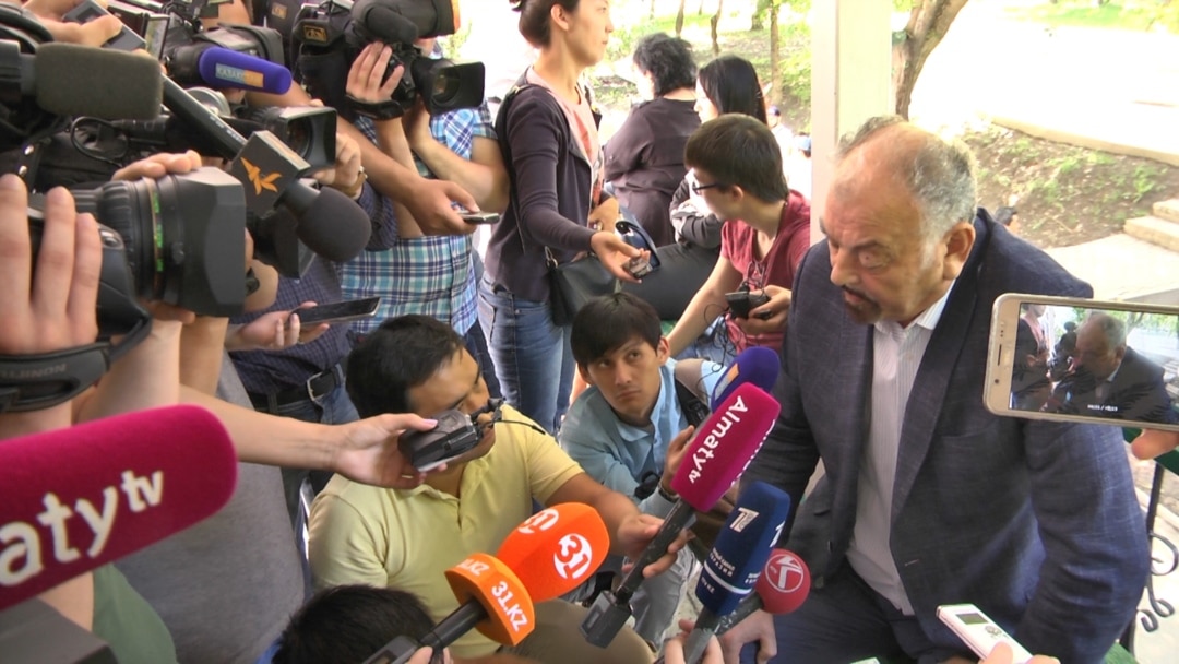 Үлкен әтешті соратын аққұбаның фотосы