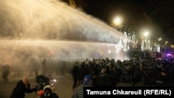 Polițiștii au folosit tunuri de apă și gaze lacrimogene împotriva demonstranților.