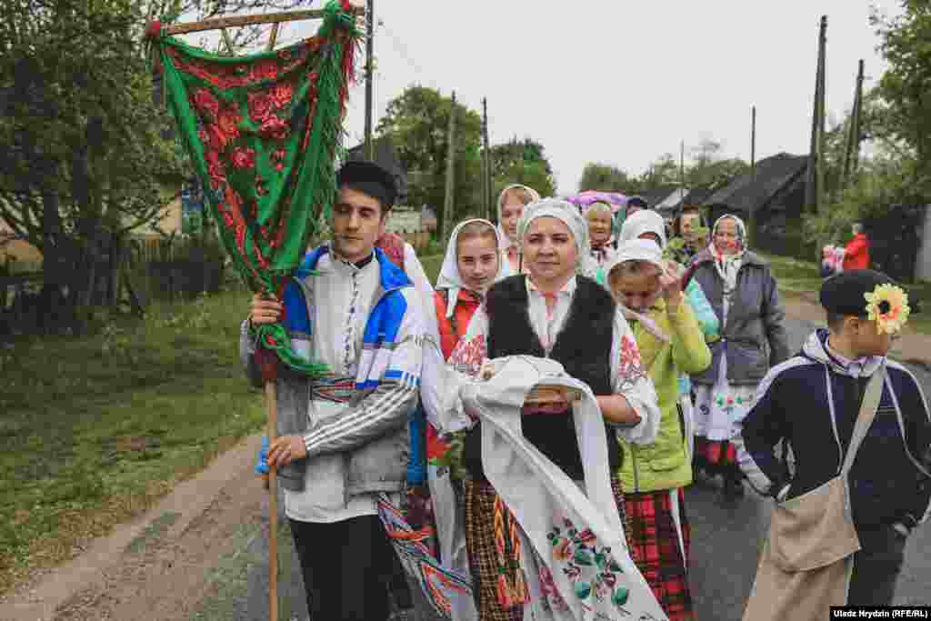 Абрадавае шэсьце па вёсцы Обчын