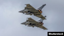Në këto stërvije u përfshin aeroplanët francezë, Rafale (sikurse fluturaket në këtë fotografi), dhe ata Typhoon të Britanisë. Fotografi ilustruese nga arkivi. 