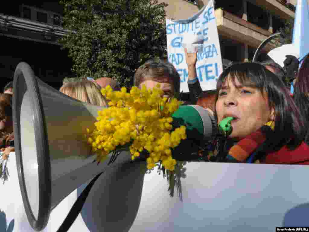 U Podgorici je nekoliko hiljada ljudi 21. januara 2012. protestovalo ispred zgrade crnogorske Vlade, zbog te&scaron;kog socijalno-ekonomskog stanja u Crnoj Gori. Protest je organizovala Unija slobodnih sindikata, uz podr&scaron;ku Mreže za afirmaciju nevl