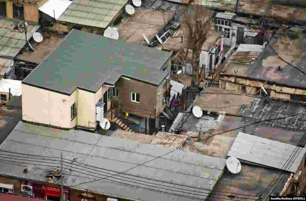 Son illər aparılan söküntü işləri dam ütsə damları olan, iç-içə qapıları ilə dolanbac yaradan, pəncərə qonşusu olan bu evlərin də sonunu yaxınlaşdırır