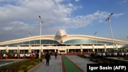 Maý aýyndaky korrupsiýa galmagaly täze uçar menziliniň binalarynda ýüze çykandygy aýdylýan näsazlykdan soň başlandy.