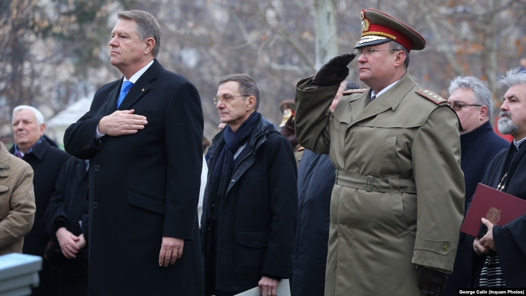 Președintele Klaus Iohannis a fost criticat recent pentru că a amenințat o sursă a jurnaliștilor de la G4Media. Fotografie de arhivă: Klaus Iohannis și premierul Nicolae Ciucă, general la acea vreme, București, 24 ianuarie 2019.