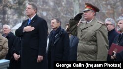 Președintele Klaus Iohannis a fost criticat recent pentru că a amenințat o sursă a jurnaliștilor de la G4Media. Fotografie de arhivă: Klaus Iohannis și premierul Nicolae Ciucă, general la acea vreme, București, 24 ianuarie 2019.