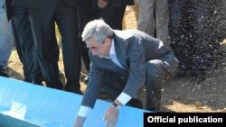 Armenia - President Serzh Sarkisian inaugurates a U.S.-funded water pumping facility in Tavush region, 31Aug2011.