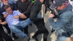 В сети появилось видео задержания Навального на акции против Путина в Москве (видео)