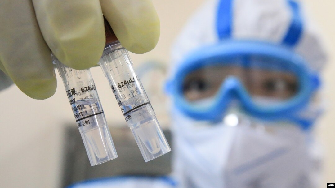 Kineski medicinski tehničar drži uzorke korona virusa