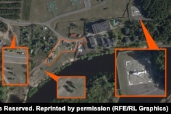 Рэзыдэнцыя ў Ляскавічах падчас візыту туды Аляксандра Лукашэнкі. На здымку заўважны яго верталёт (справа), 6 меркаваных вайсковых машынаў (зьлева і ўнізе) і каля 20 цывільных машынаў рознага прызначэньня (у цэнтры). 27 красавіка 2026 году