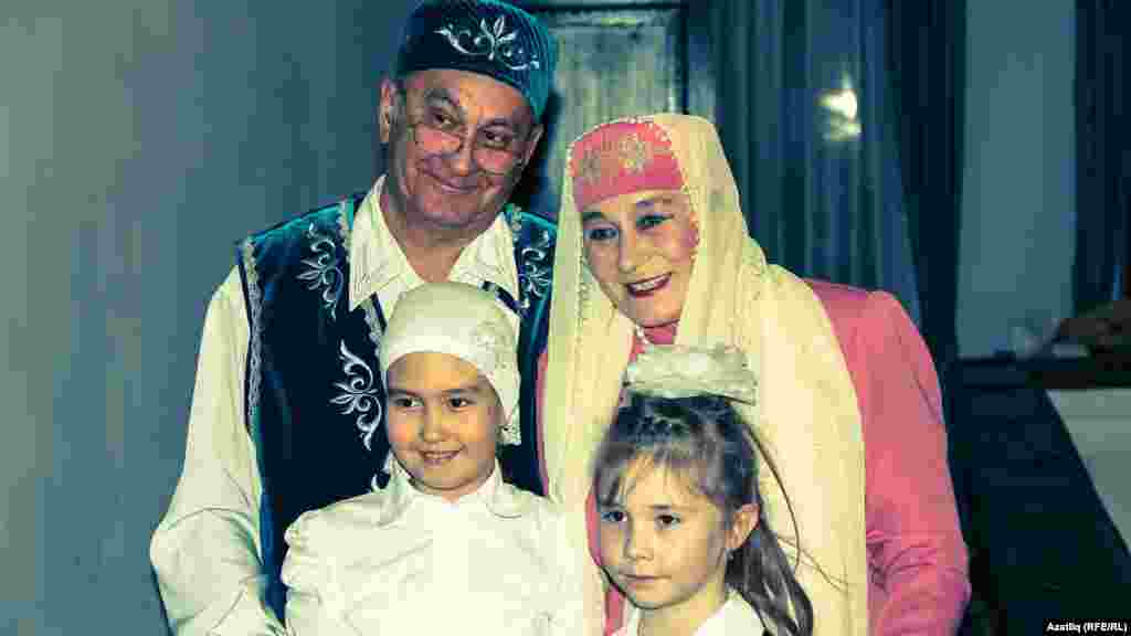 ТНВ каналының "Күчтәнәч" тапшыруы алып баручылары дәү әти белән дәү әни