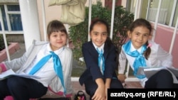 Ученицы 4-го класса школы-гимназии № 125 (крайняя слева - Арнелла). Алматы, сентябрь 2013 года.