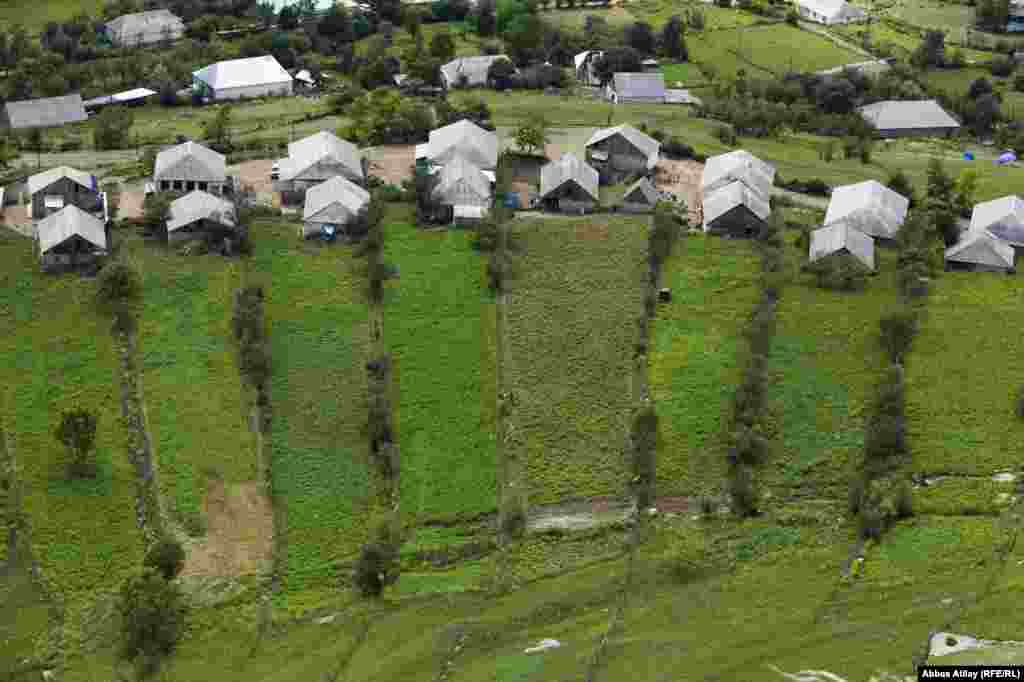 Qalanın Qərb divarlarından görünən kənd evləri.