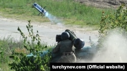 Ukrainian servicemen launch a missile during a test of the U.S. anti-tank missile Javelin systems at an unknown location on May 22, 2018.