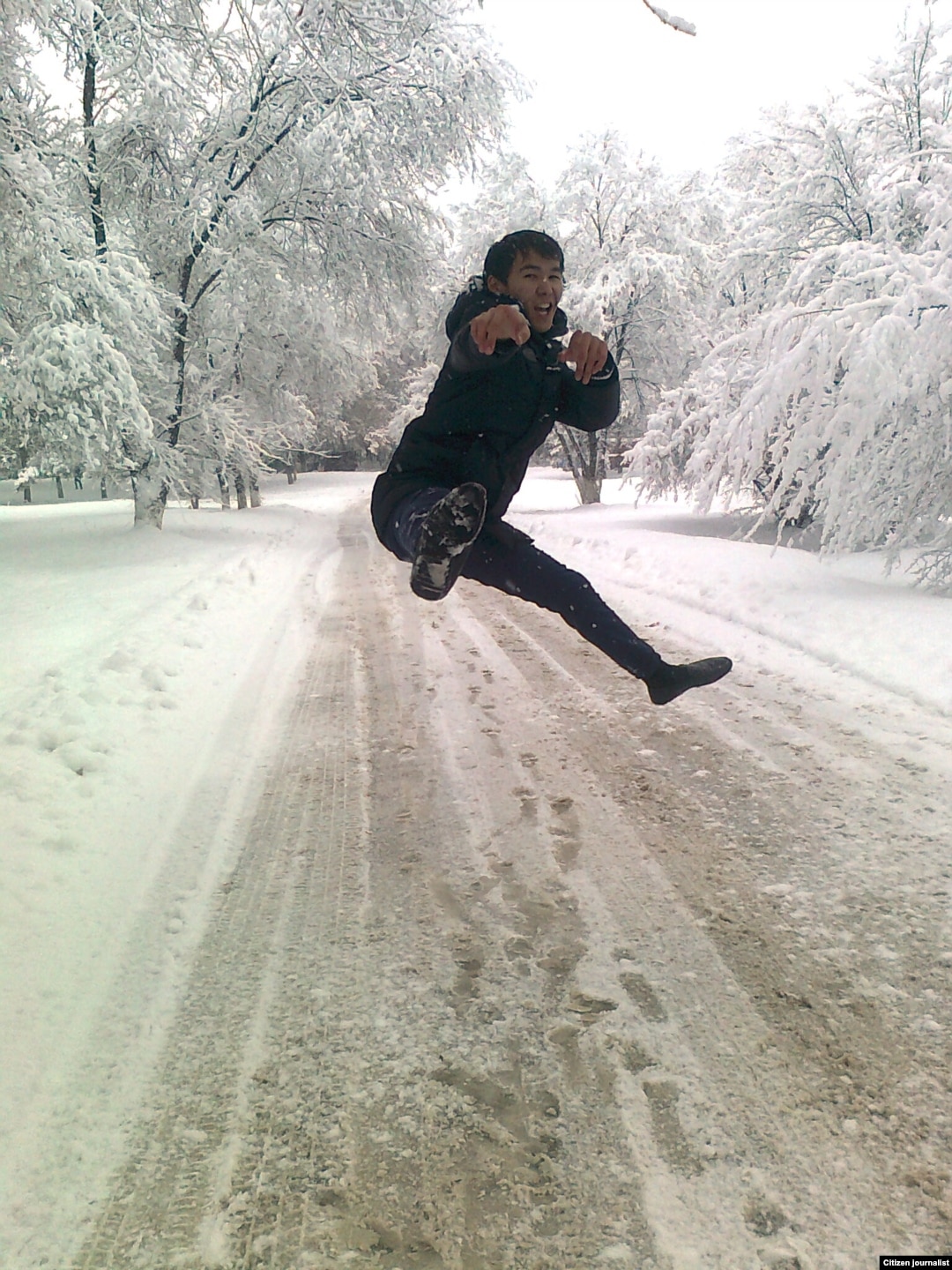 Қыз есегіне түрлі заттарды салады Веб-камера арқылы жетілген әйелдер онлайн