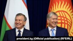 Президент Узбекистана Шавкат Мирзияев (слева) и президент Кыргызстана Алмазбек Атамбаев. Бишкек, 6 сентября 2017 года.
