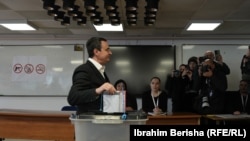 Albin Kurti duke votuar në zgjedhjet e 28 dhjetorit.