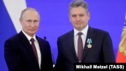 Russian President Vladimir Putin (left) awarded Nikolai Malinov, the head of a pro-Russian lobby group in Bulgaria, the Order of Friendship on November 4. 