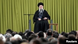 Иранның жоғарғы көшбасшысы аятолла Әли Хаменеи Тегерандағы жиында отыр. 1 ақпан, 2026 жыл.