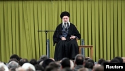 Верховний лідер Ірану аятола Алі Хаменеї виступає під час зустрічі в Тегерані, 1 лютого 2026 року