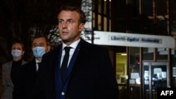Президент Франції Емманюель Макрон засудив напад, що стався 16 жовтня, як «ісламістський теракт»