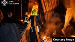 Рятувальники гасять пожежу, що виникла внаслідок російського удару по Одесі, архівне фото