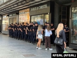 Policija na ulazu u Palatu Albanija, 30. maj 2026.