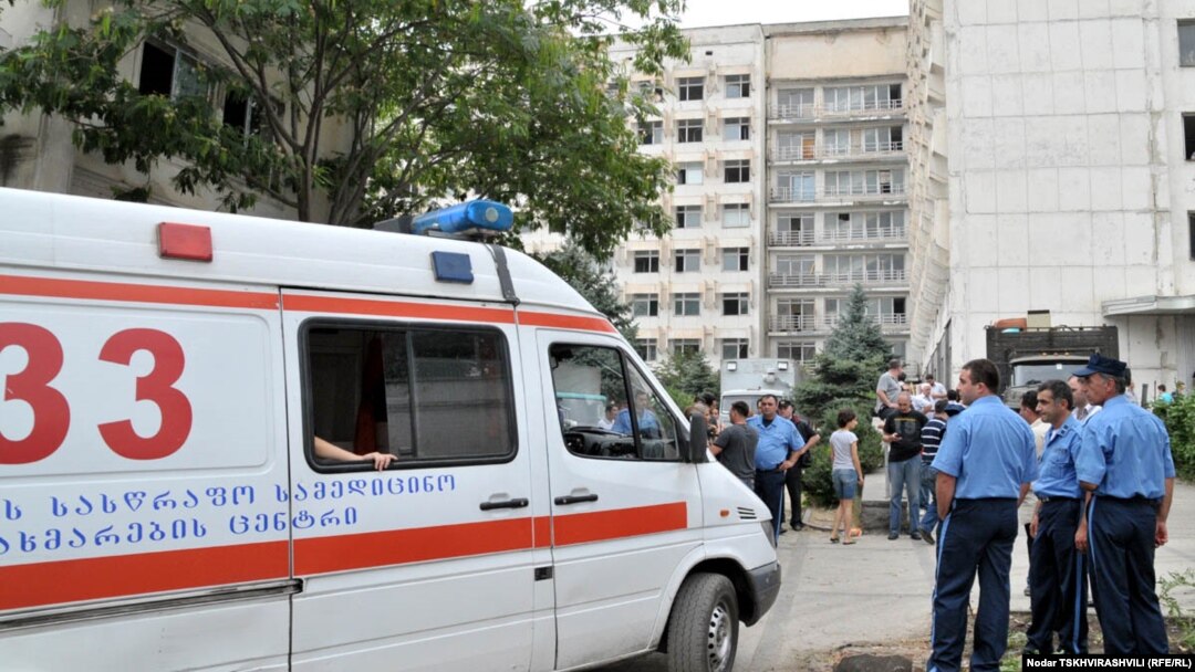 Еще в прошлом году региональные службы «скорой» принадлежали частным страховым компаниям. С этого года госпитали вернулись в распоряжение государства, было решено изменить сам принцип выезда неотложной помощи