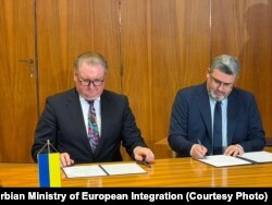 Potpredsednik Vlade Ukrajine Taras Kačka je sa ministrom za evrointegracije Nemanjom Starovićem potpisao Memorandum o razumevanju u oblasti evropskih integracija.