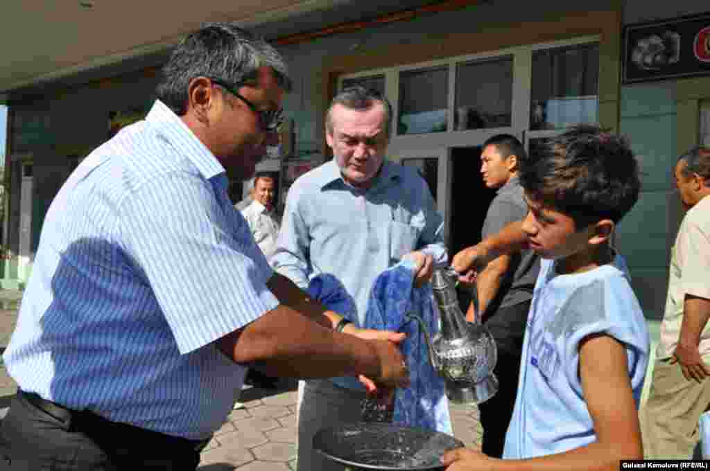 Келинг, мэр жаноблари. Қани қўлингизни ювиб олингчи.