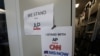 CNN-ის, MSNOW-ისა და Politico-ს მიმართ სოლიდარობის პლაკატები თეთრ სახლთან, ვაშინგტონში.  21 სექტემბერი, 2026 წელი
