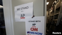 CNN-ის, MSNOW-ისა და Politico-ს მიმართ სოლიდარობის პლაკატები თეთრ სახლთან, ვაშინგტონში.  21 სექტემბერი, 2026 წელი