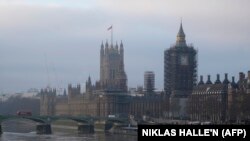 A brit parlament a Temze folyó északi partján napkeltekor Londonban, 2020. december 31-én, azon a napon, amikor a Brexit átmeneti időszak véget ér.