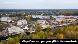 Скриншот із відео видання «Українська правда». Котеджі на березі річки Козинка, кооператив «Династія»