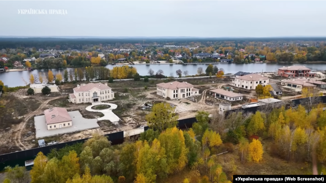 Скриншот із відео видання «Українська правда». Котеджі на березі річки Козинка, кооператив «Династія»