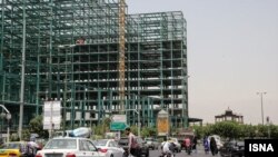 نمایی از ساخت‌وساز در مقابل عمارت کلاه فرنگی در پادگان سپاه