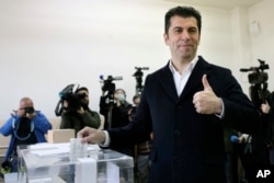 Kiril Petkov, lideruL „Continuăm schimbarea” votând în alegerile din 2 aprilie 2023, Sofia, Bulgaria.
