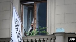 پرچم طالبان در سفارت افغانستان در کنترول طالبان در مسکو 