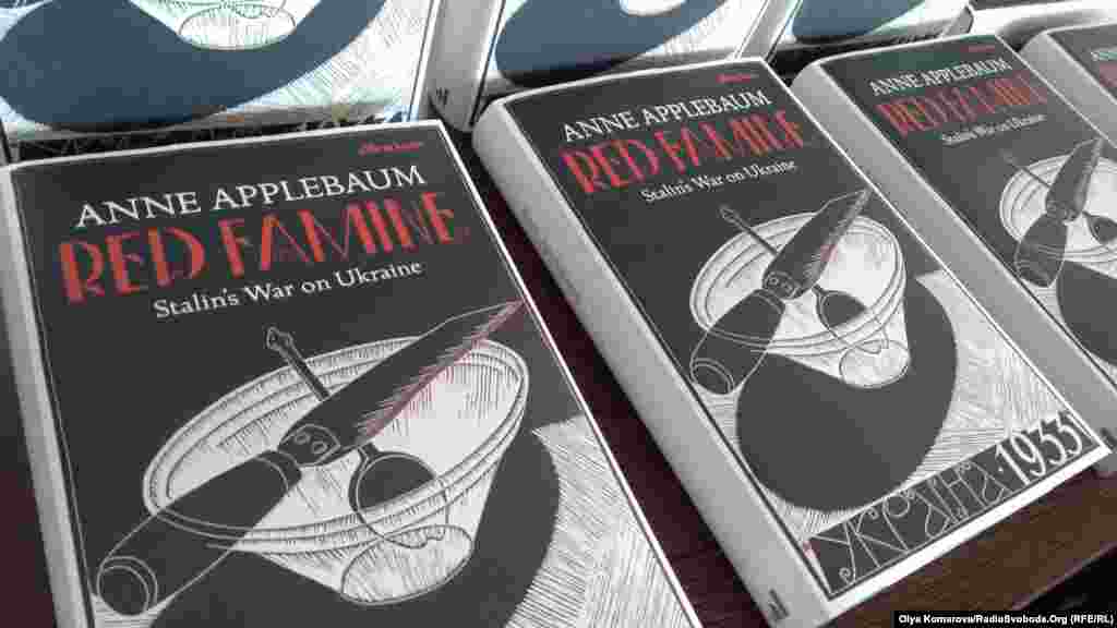 7 вересня 2017 року вийшла англомовна книга відомої американської дослідниці Енн Епплбаум під назвою &laquo;Червоний голод: Війна Сталіна в Україні&raquo;. Книга почала привертати увагу у західних країнах ще до своєї офіційної появи, вона розповідає деталі Голодомору 1932-1933 років в Україні &ndash; однієї з найбільших трагедій в історії людства, яка забрала життя мільйонів людей. Епплбаум порушує одне з найголовніших питань &ndash; чи був цей голод геноцидом українського народу.&nbsp; Більш детально про це &ndash;&nbsp;тут.