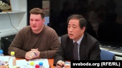 Кіраўнік прадстаўніцтва Ўсясьветнага банку ў Беларусі Ян Чул Кім (справа) зь перакладчыкам