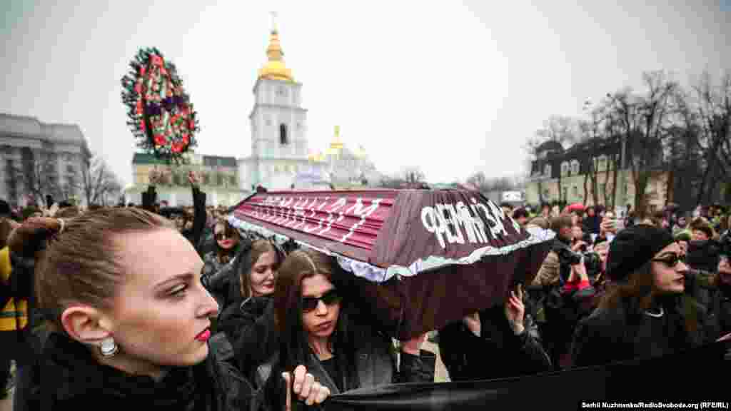 Вони стояли поруч з учасниками маршу у точці збору на Михайлівській площі. Утім до Контрактової площі вони не рушили