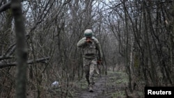 Артилерист 152-ї ОЄБр ЗСУ після закінчення вогневої роботи в бік російських військ поблизу Покровська, 11 грудня 2025 року