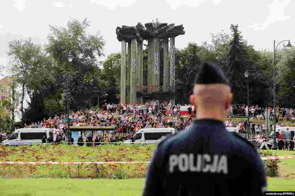 Ужо за гадзіну да абвешчанага старту шэсьця, якое павінна было ісьці па цэнтры гораду, на плошчы Незалежных студэнтаў сабраліся некалькі тысяч людзей, каб выказаць нязгоду з рашэньнем правесьці гей-парад у Беластоку. Большасьць &mdash; футбольныя фанаты, якія прыехалі ў Беласток з усёй краіны.