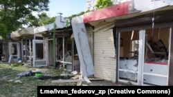 Російські дрони також пошкодили житлові будинки та автівки, зруйнували торгівельні кіоски