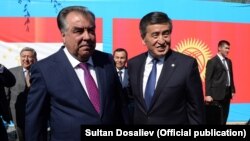 Täjigistanyň prezidenti Emomali Rahmon we onuň gyrgyz kärdeşi Sooronbai Jeenbekow. Woruh, 26-njy iýul, 2019.

