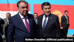 Tajik President Emomali Rahmon (left) and Kyrgyz President Sooronbai Jeenbekov talked to residents on both sides of the troubled border.