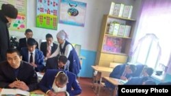Сабатын ачып жаткан памирлик кыргыздар. Ош облустук администрациясынан алынган сүрөт. 