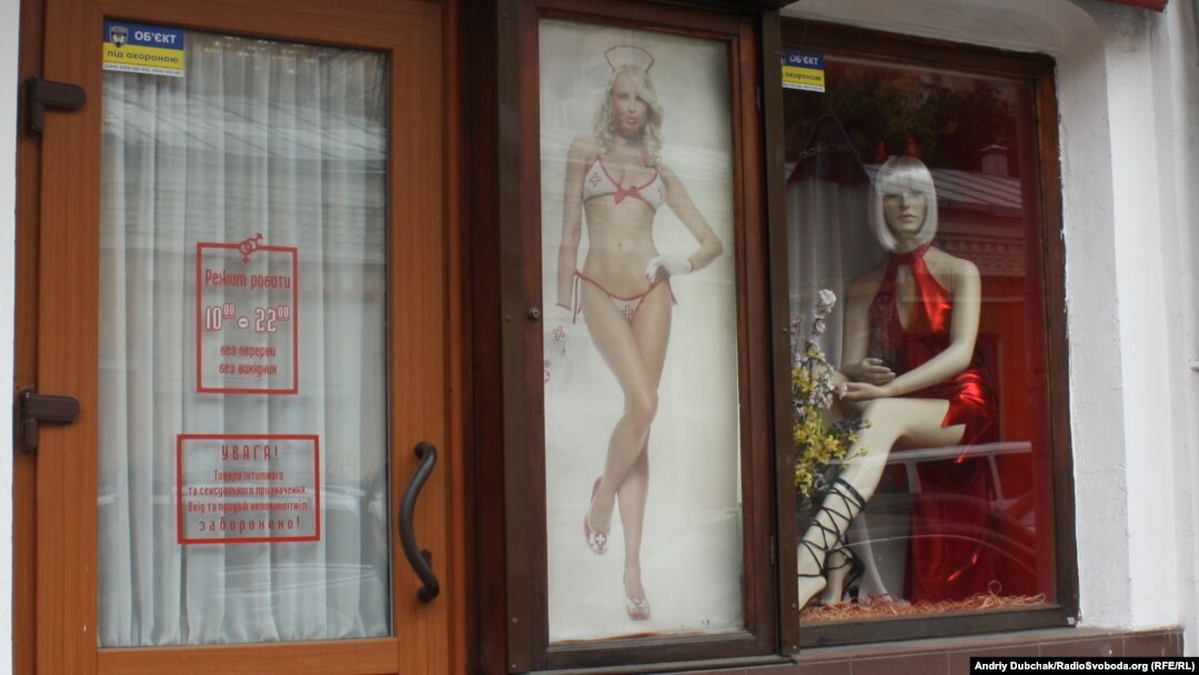 түкті киска көрсетеді