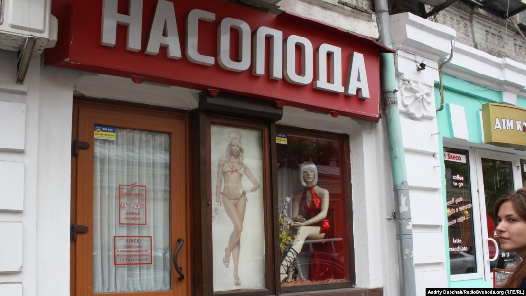 Sentyabrda jinsiy aloqa Katta kokrakli qaynona kuyovini silkitadi